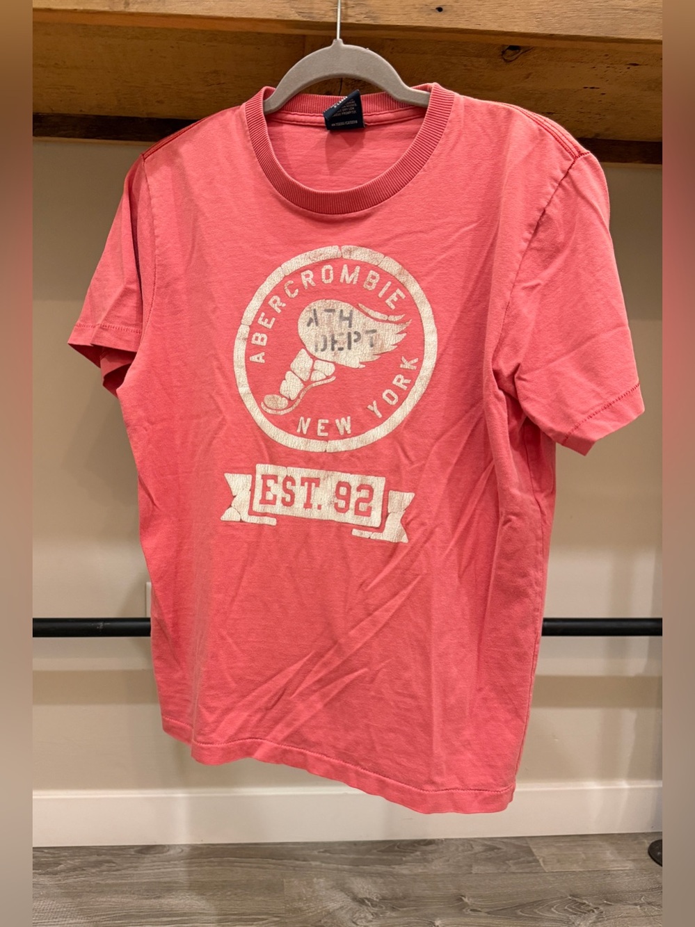 Abercrombie & Fitch Men's Coral Graphic Tee - EST. 92 (XL)